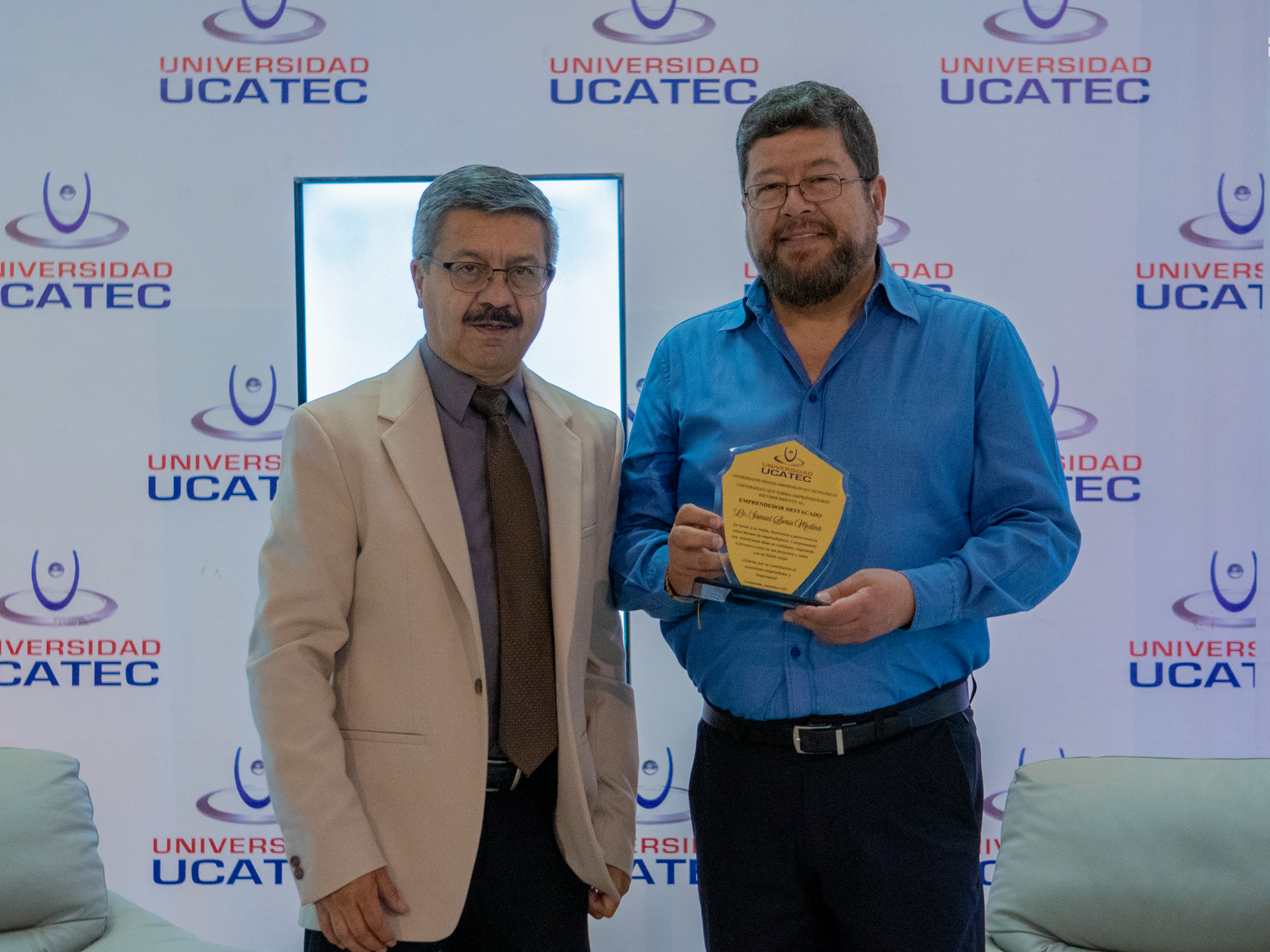 UCATEC entrega reconocimiento "Emprendedor Destacado" al Empresario Samuel Doria Medina