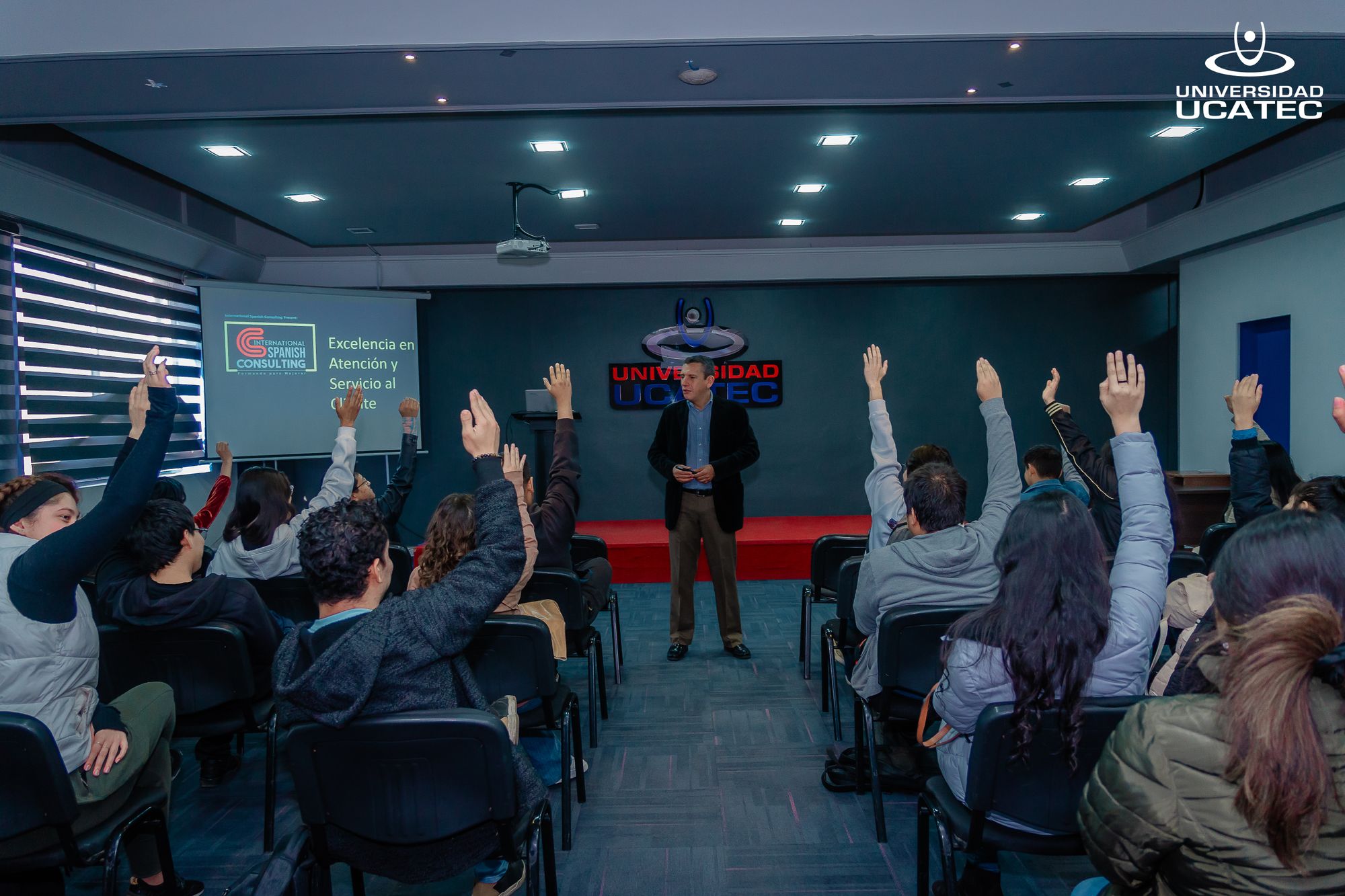 FACULTAD DE CIENCIAS EMPRESARIALES DE LA UCATEC REALIZÓ LA CONFERENCIA: SERVICIO Y ATENCIÓN AL CLIENTE PARA EMPRENDIMIENTOS