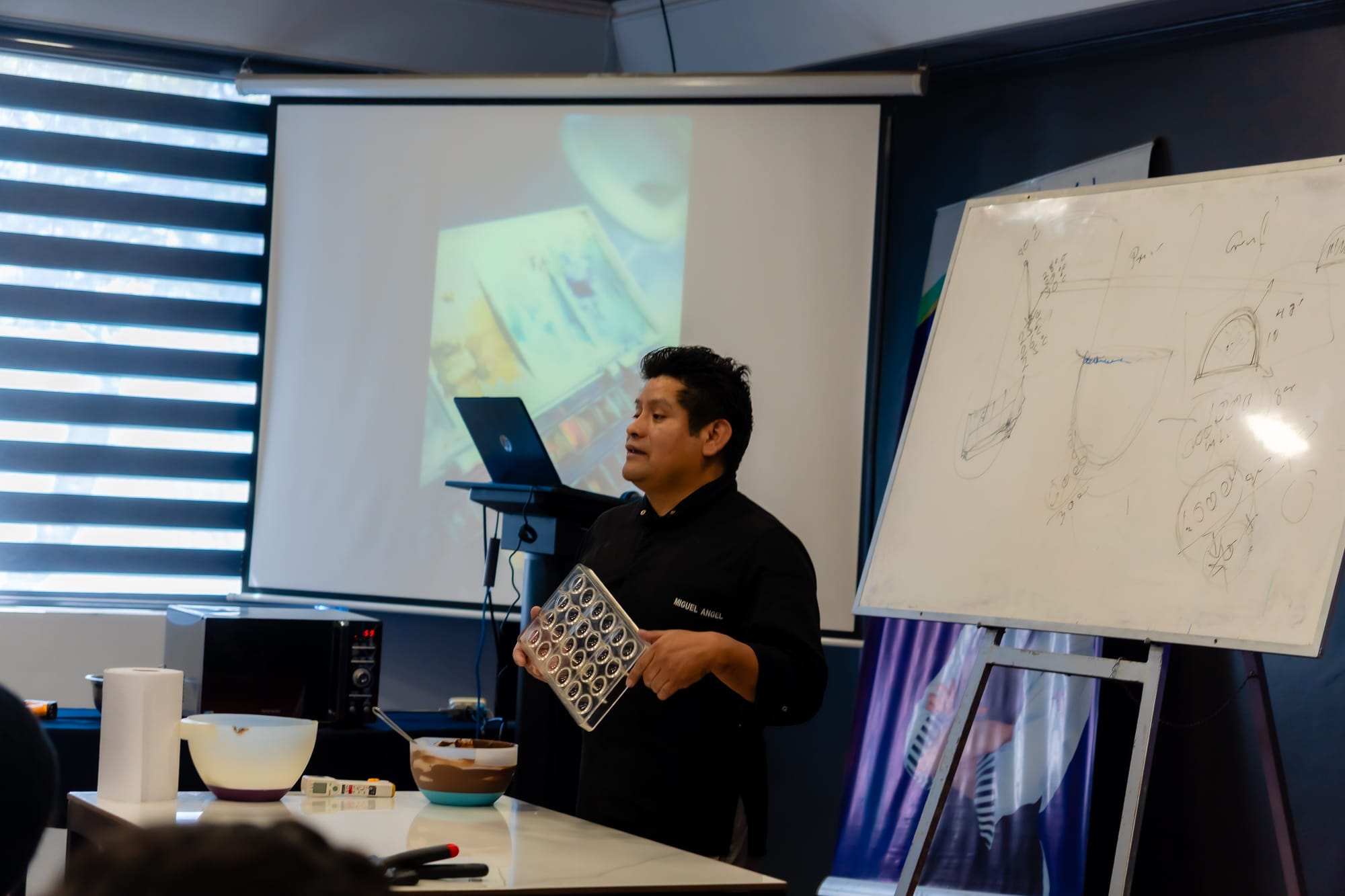 Dulzura y conocimiento: chef Miguel Figueroa imparte clase magistral de chocolate a estudiantes de gastronomía