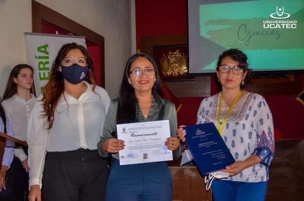 Estudiantes de la Universidad UCATEC entregan informe de investigación de Actividad Turística y Gastronómica en la Festividad de Urkupiña