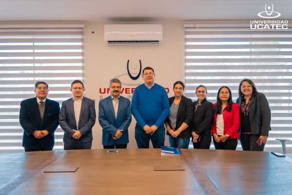 Firma de Convenio entre Universidad UCATEC y COBOCE RL: Impulsando la Formación Empresarial de Estudiantes