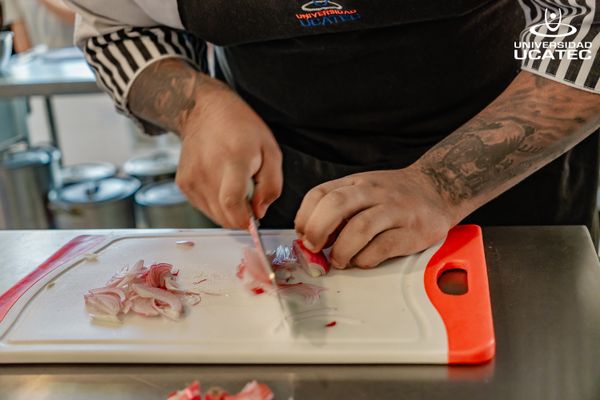 UCATEC realiza con éxito el Concurso Culinario "Demuestra tu Destreza con el Cuchillo"
