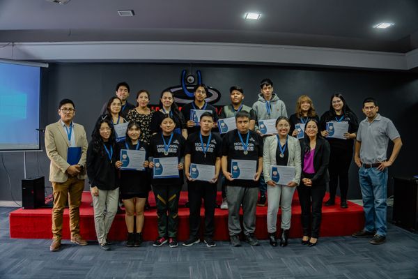 La Facultad de Ciencias Tecnológicas de la UCATEC Reconoce el Talento y Esfuerzo de sus Estudiantes y Docentes