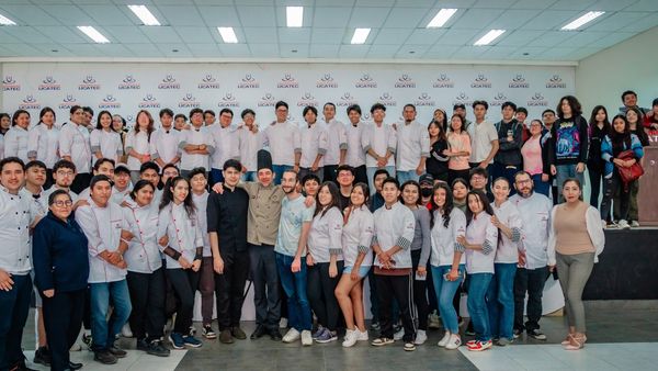 Estudiantes UCATEC perfeccionan sus habilidades en Charla de Técnicas Gastronómicas con el Chef Sylvain La Universidad UCATEC, en colaboración con la Alianza Francesa