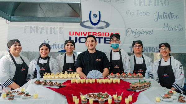 150 bocaditos en 2 horas: El reto que puso a prueba a los futuros chefs de la carrera de Gastronomía