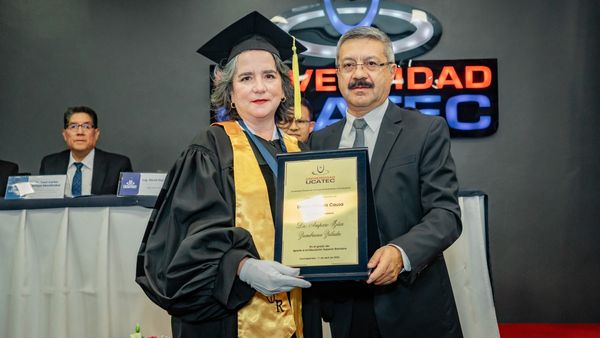 UCATEC otorga el título de Doctor Honoris Causa a la Lic. Amparo Iziar Zambrana Zelada en un acto solemne