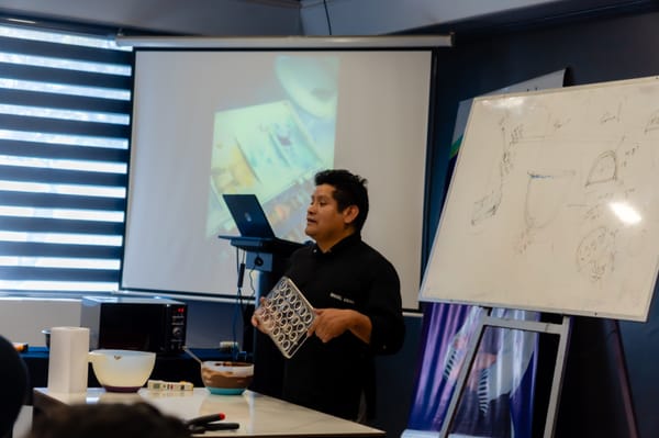 Dulzura y conocimiento: chef Miguel Figueroa imparte clase magistral de chocolate a estudiantes de gastronomía