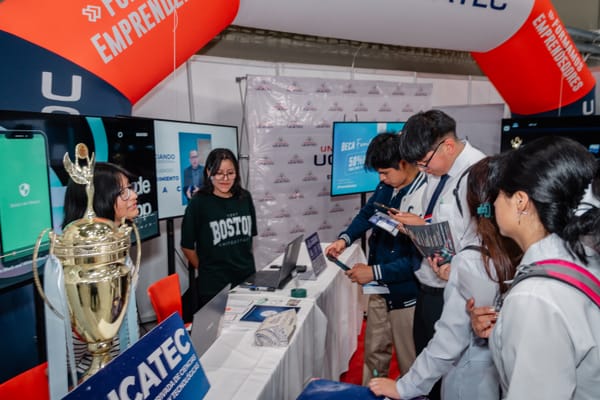La UCATEC destaca la innovación y el liderazgo de sus Estudiantes en el COCHAMUN